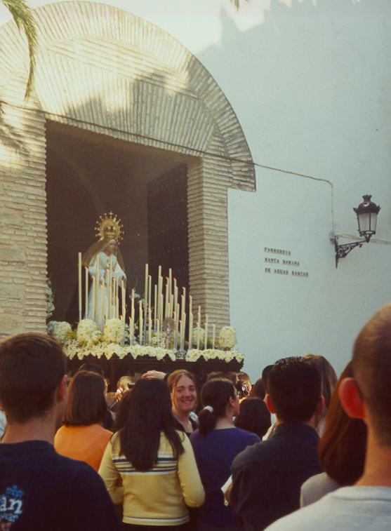 Un paso de la virgen María en la puerta de la iglesia