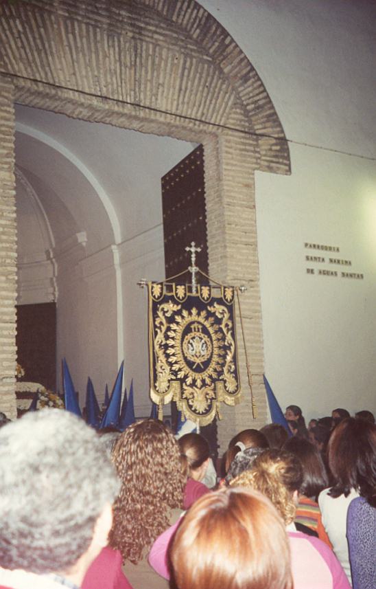 Una bandera en la puerta de la iglesia