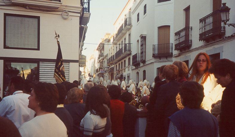 Una banda cerca de la iglesia